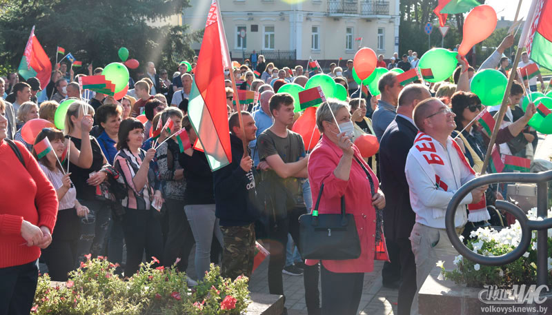 В Волковыске прошел митинг «За Беларусь» под лозунгом «Поддержи свою страну». В нем приняли участие около 2 тысяч человек